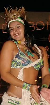 As bailarias do Boi embelezam as apresentações dos artistas