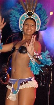 As bailarias do Boi embelezam as apresentações dos artistas