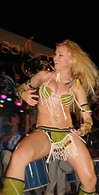 As bailarias do Boi embelezam as apresentações dos artistas