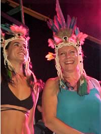 As atrizes Lucinha Lins e Adriana Ferrari cairam no ritmo do Boi Bumbá