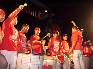 Batucada sempre presente incendiando o Curral