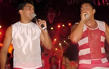 Israel Paulaim e Carlinhos do Boi, com seus dançarinos