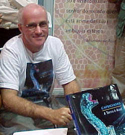 Andréas Valentim, em 1999, durante o lançamento de seu livro << Caprichoso - A Terra é Azul >>