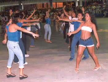 Tribos ensaiando no Curral Zeca Xibelão, em Parintins