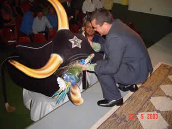 Arlindo Jr. recebe flores do Boi
