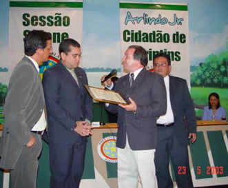 Arlindo Jr. recebendo o título de Cidadão de Parintis