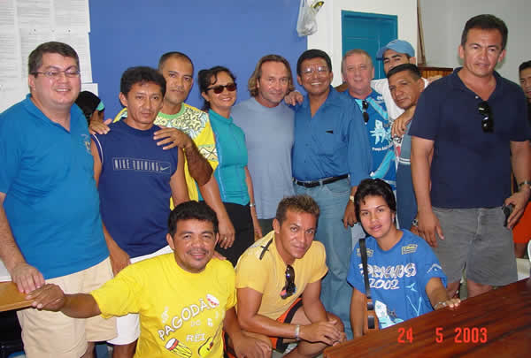 Gil Gonçalves com artistas, o Presidente, o Vice e os artistas do Caprichoso