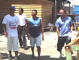 Gil Gonçalves visitando os galpões do Boi