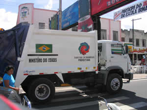 Parintins recebeu um novo caminhão para a coleta de lixo (Foto: APCOM)
