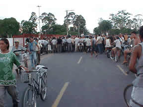 Confusão na frente da Cidade Garantido