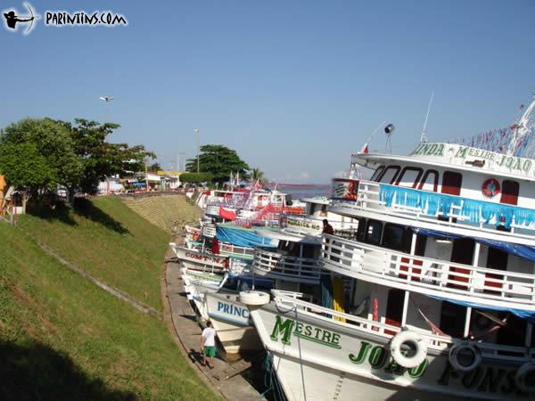 Barcos já superlotama orla de Parintins