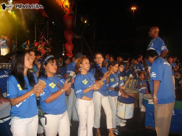 Didi Redman comandando a Marujada de Guerra. À frente, as palminhas, instrumento típico do boi de Parintins