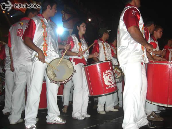 Rafael Lacerda, compositor do Garantido, tocando caixinha na Batucada (à esquerda)