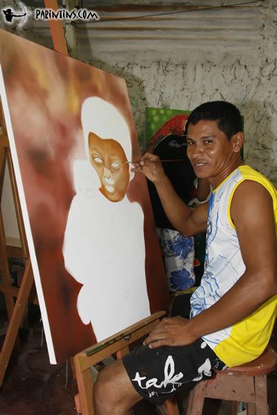 Eliandro Tavares, durante a pintura de curumim com macaco.