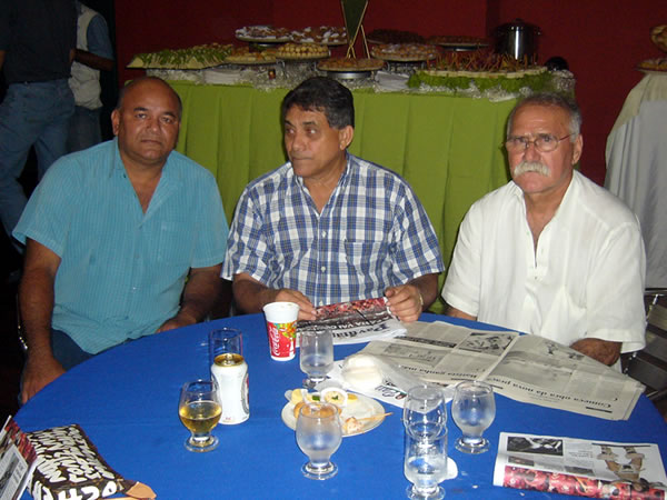 Sérgio Viana, vice-pres. Caprichoso ao centro, junto com Zuenir e Armíno Cohen do Mov. Marujada