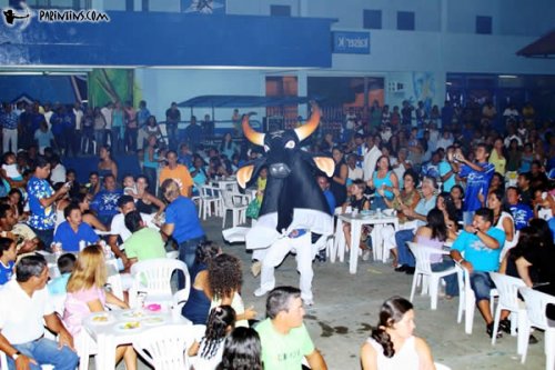 Sócios do Caprichoso em festa no Curral Zeca Xibelão, em Parintins