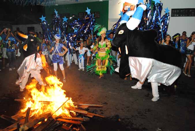 Viva a cultura popular! Caprichoso brinca nas ruas de Parintins dia 25