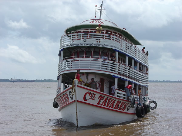 Barco que levou os computadores doados pela Intel até Parintins