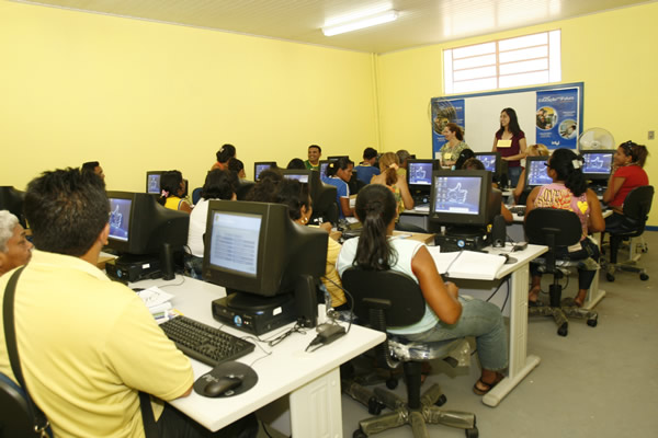 Vinte e quatro professores em Parintins aprendem como usar a tecnologia para melhorar a aprendizagem. Os professores trabalham em duas escolas locais que foram recentemente equipadas com seu primeiro laboratório de informática.