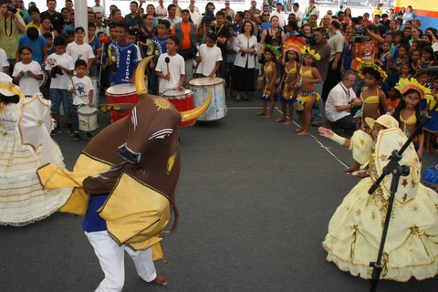 Crianças fazem apresentação de boi-bumbá