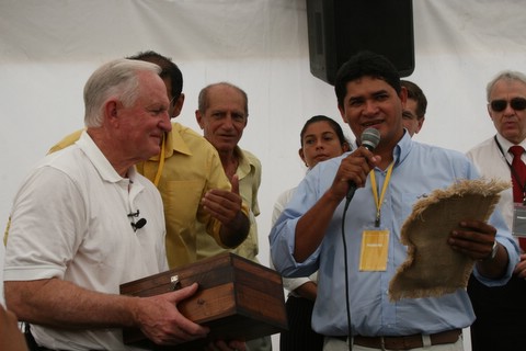 Barret troca presentes com o Prefeito de Parintins